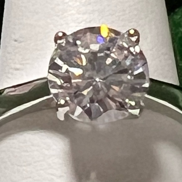 High quality clear stone brilliant solitaire - Picture 8 of 17